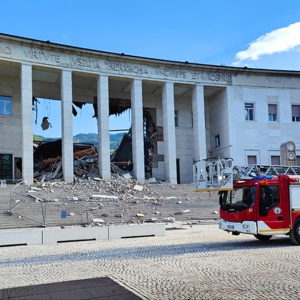 Paura a Bolzano, crolla il corpo centrale del Tribunale Paura a Bolzano, crolla il corpo centrale del Tribunale