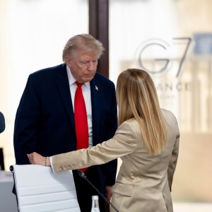 Trump torna ad attaccare Meloni, vuole essermi amica per risollevarsi nei sondaggi. La premier, la mia popolarità non è affar tuo 
