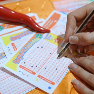 Vince 596mila euro al SuperEnalotto ma non li riscuote, ha ancora pochi giorni per farlo Vince 596mila euro al SuperEnalotto ma non li riscuote, ha ancora pochi giorni per farlo