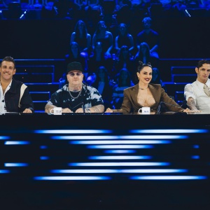 X Factor 2025. Ritorno (in musica e moda style) agli anni Novanta per il terzo Live Show X Factor 2025. Ritorno (in musica e moda style) agli anni Novanta per il terzo Live Show