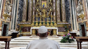 Papa Francesco va alla Basilica di Santa Maria Maggiore. E ora i fedeli sperano in nuove sorprese per Pasqua