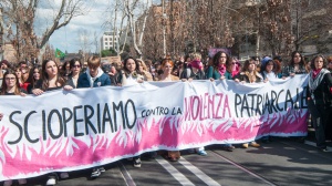 8 marzo in piazza. Se ci fermiamo noi si ferma il mondo, marea fucsia a Roma, tante bandiere per la Palestina