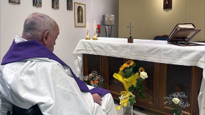 A 31 giorni dal ricovero al Gemelli, diffusa la prima foto del Papa 