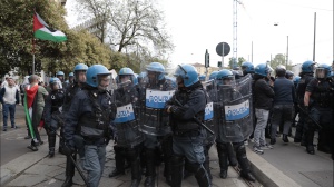 A Milano Al corteo proPal tensioni e la scritta 'Spara a Giorgia' Insorge la maggioranza, sagome anche di Schlein e Calenda