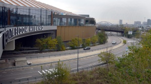 A Milano un 16enne è stato accoltellato dal branco per rapina