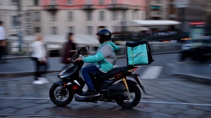 A Napoli scene da film, un ladro è stato inseguito dai rider. Il fuggitivo poi è stato bloccato e arrestato dai carabinieri  