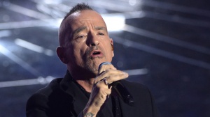 Ramazzotti festeggia i primi 40 anni di "Terra Promessa", dal palco dell'Ariston l'appello "Basta sangue, basta guerra"
