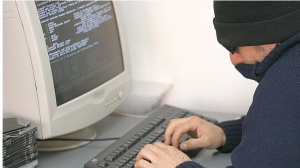 È scattata la caccia al pirata, al via lo scudo Agcom per bloccare i siti che trasmettono illecitamente eventi sportivi