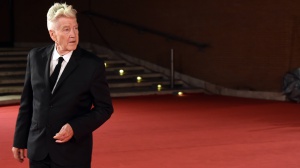 Addio a David Lynch. Il regista visionario di tante pellicole cult, da Mulholland Drive a Twin Peaks 