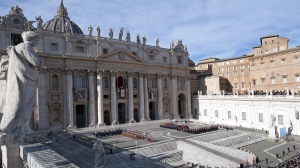 Addio a Papa Francesco. Folla di fedeli e pellegrini in Piazza San Pietro
