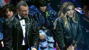 Al Festival di Sanremo il momento Lorella Cuccarini infiamma l’Ariston. Amadeus veste i panni di Danny Zuko 