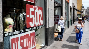 Al via a rilento i saldi estivi 2025, a salvare la stagione sono i turisti