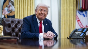 Alla vigilia dei dazi americani, risponde l'Europa: ci vendicheremo se necessario. Trump: sarò gentile