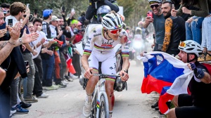 Alle Strade Bianche un altro trionfo di Tadej Pogacar, più forte anche di una caduta