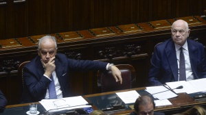 Almasri, il Guardasigilli Nordio incolpa la Corte penale internazionale, l’opposizione dà del ‘coniglio’ a Meloni