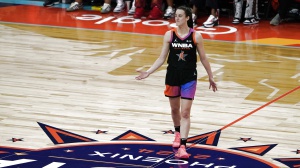Anche lo sport si mobilita per le elezioni presidenziali americane, Caitlin Clark, la nuova stella "bianca" del basket divide i tifosi ed il Paese