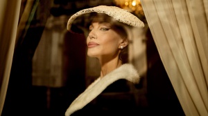 Angelina Jolie è Maria Callas nel biopic di Pablo Larrain. Dal 1 gennaio al cinema 