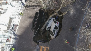 Aperta un'inchiesta sulla voragine di Napoli. "Siamo miracolati", dicono i due giovani inghiottiti dalla strada con l'auto 