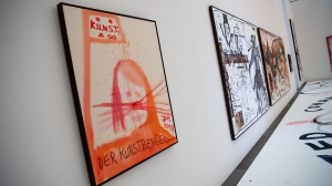 Appende un suo disegno tra le opere del museo per cui lavora, licenziato dipendente in Germania