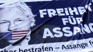 Assange, al via l’udienza a Londra, rischia l’estradizione. Ma è un paladino della libertà o un traditore?