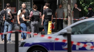 Attacco con coltello a Parigi, un uomo cerca di uccidere tre donne, mi ha mandato Allah