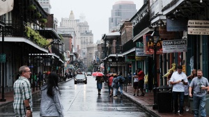 Auto sulla folla a New Orleans, almeno dieci vittime e trenta feriti, l'uomo che guidava la macchina è anche sceso a sparare