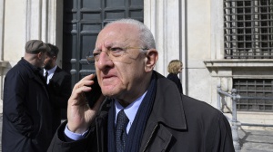 Autonomia, De Luca irrompe (bruscamente) nel duello Meloni-Schlein. E insulta la presidente del Consiglio