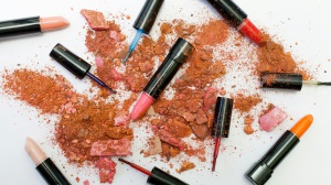 Bambine sempre più ossessionate dalla bellezza, sul web è cosmeticoressia: a 11 anni si usa la crema di mamma