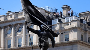 Banksy ricompare con una statua nel cuore di Londra e sfida l'imperialismo. Lui e la sua arte restano inafferrabili