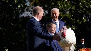 Biden ha graziato due tacchini, gli ultimi del suo mandato, salvi Peach e Blossom, venti chili ognuno