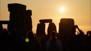 Blitz a Stonehenge, ecoattivisti imbrattano i monoliti con vernice arancione. La protesta: 'I partiti ignorano il clima' e le rassicurazioni, il colore andrà via con la prima pioggia 