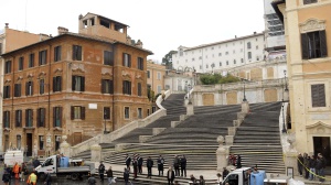 Blitz degli attivisti contro i femminicidi in Piazza di Spagna a Roma
