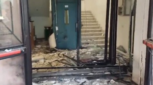 Bomba al Municipio di Ottana, ordigno ad alto potenziale esploso stanotte. Gravi danni all'edificio  