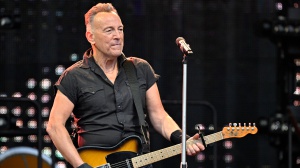 Bruce Springsteen, i fan si riuniscono a Milano nonostante la cancellazione degli show a San Siro 