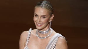 Buon compleanno Charlize!! Oggi l'attrice, premio Oscar, compie 50 anni (e non sentirli)