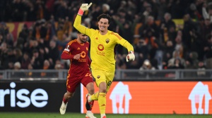Calcio, Europa League, la Roma vince ai rigori, il Milan perde ma entrambe volano agli ottavi di finale 