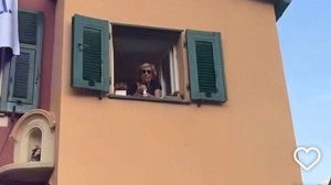 Cantano "Maledetta primavera" in coro: la richiesta di una signora alla finestra