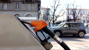Carburanti: scendono i prezzi, benzina al minimo da ottobre 2021