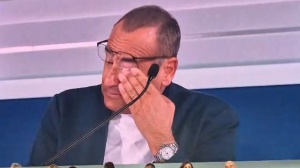 Carlo Conti si commuove in conferenza stampa quando pensa alla sua famiglia: il lungo applauso in Sala Stampa