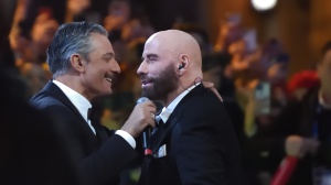Caso Travolta a Sanremo, la Rai avvia verifiche legali sulle scarpe indossate dall'attore