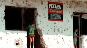 Cecchini a Sarajevo, sequestrati un silenziatore ed una foto a uno degli indagati. L'ex compagna: "Ha ucciso delle persone"