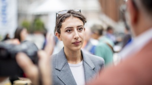 Cecilia Sala, la prima puntata del podcast dopo il rientro in Italia: "Confusa e felicissima, sto bene"