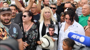 Celebrati i funerali di Alain Delon che è stato tumulato nella cappella privata nella grande tenuta di Douchy 