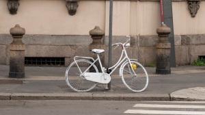 Milano, ciclista muore travolto da un'auto. Nel 2023 sono stati 197 i morti in bici 