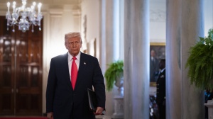 Cina e UE rispondono ai dazi. Trump, "trasferite le aziende in America"