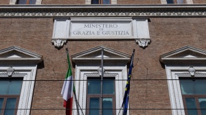 Cinque poliziotti "infedeli " ai domiciliari e sospesi dal servizio. appartengono a due commissariati romani