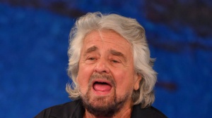 Cinque Stelle, Beppe Grillo celebra il funerale di Giuseppe Conte e attacca: “Fatevi un altro Movimento”