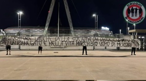 "Claudio Marchisio uomo di mer*a", lo striscione dei tifosi juventini contro la bandiera bianconera: ecco cosa è successo
