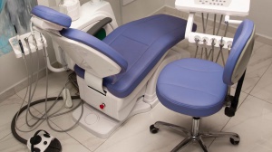 Condannato a sette mesi il dentista abusivo dei vip. Dovrà anche pagare una multa di 10mila euro 