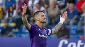 Conference League: la Fiorentina soffre ma si qualifica di rigore. I viola in campo in nove contro undici a causa di due espulsioni 